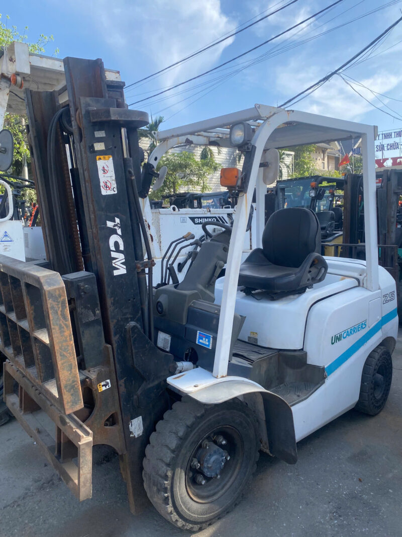 Xe Nâng Dầu UNICARRIERS 2,5 Tấn