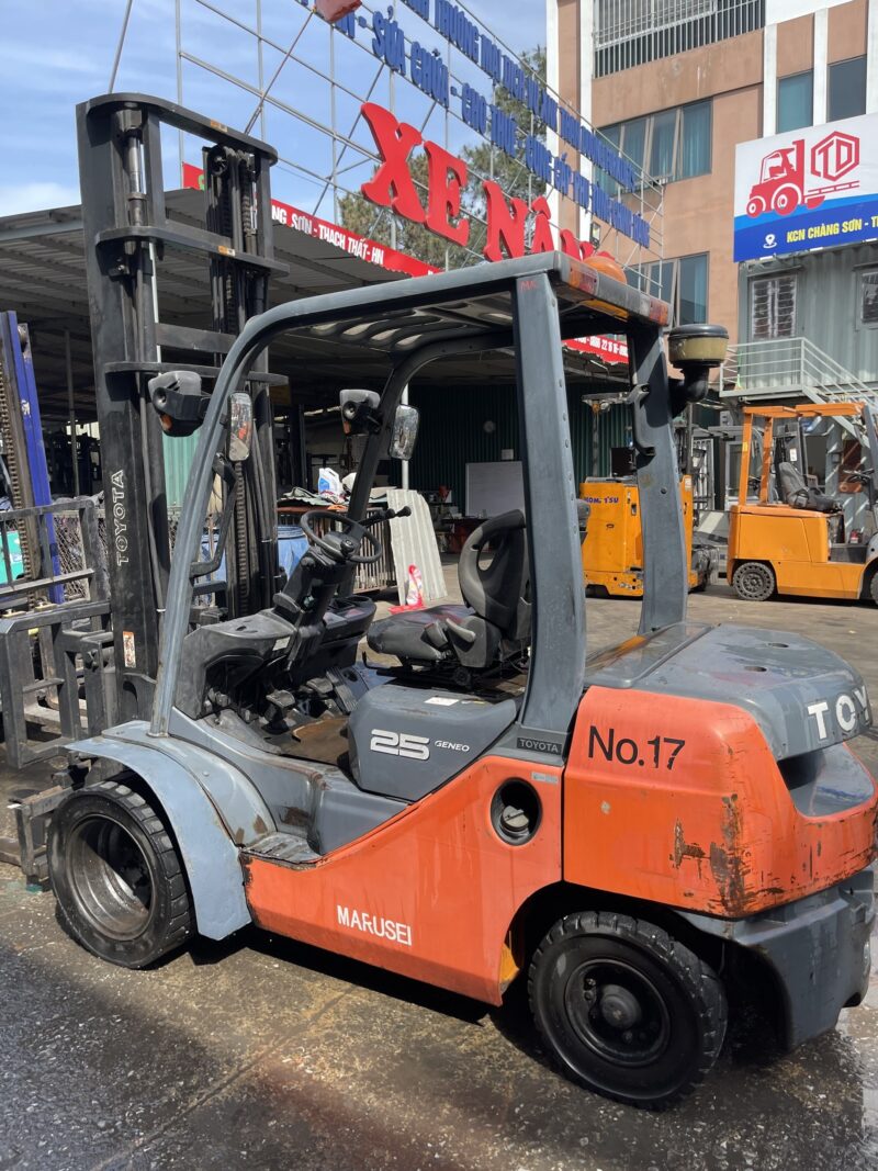 Xe Nâng Dầu Toyota 2,5 Tấn