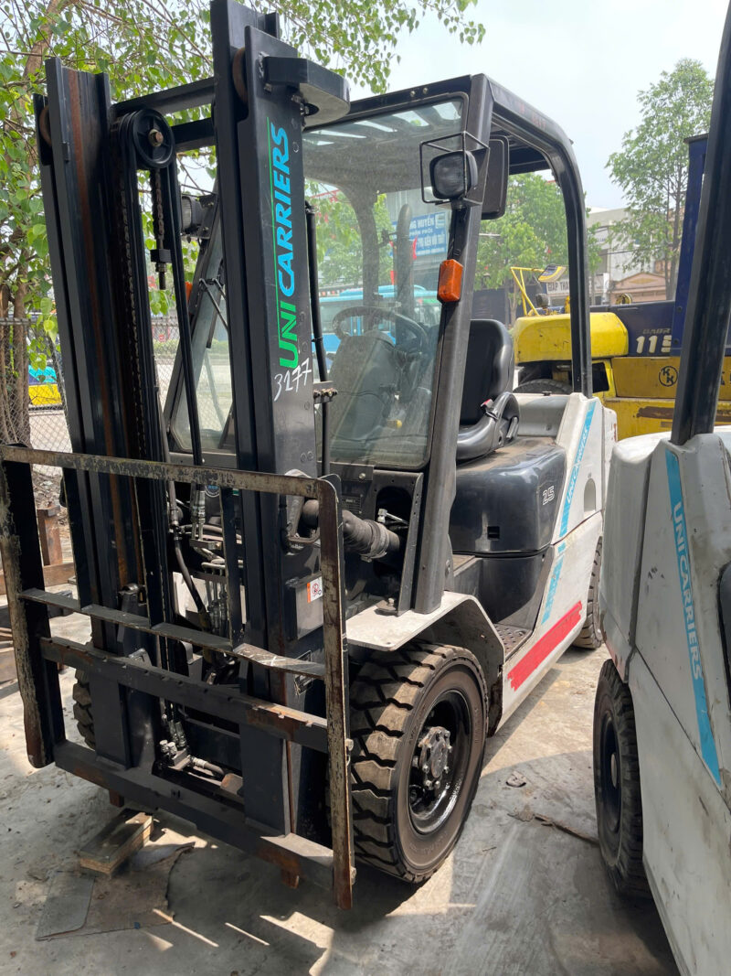 Xe Nâng Dầu Unicarriers 2,5 Tấn